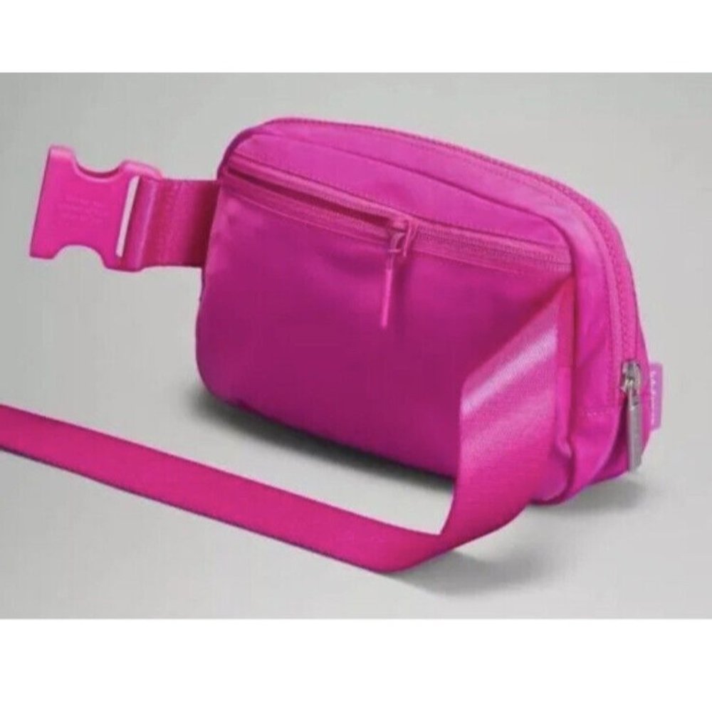 BRAND NEW Lululemon Everywhere Belt Bag Sonic Pink - Picture 3 of 4